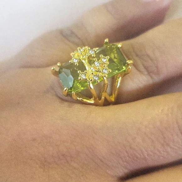 Elegant Gold tone and Green Gemstone Ring - Picture 3 of 5